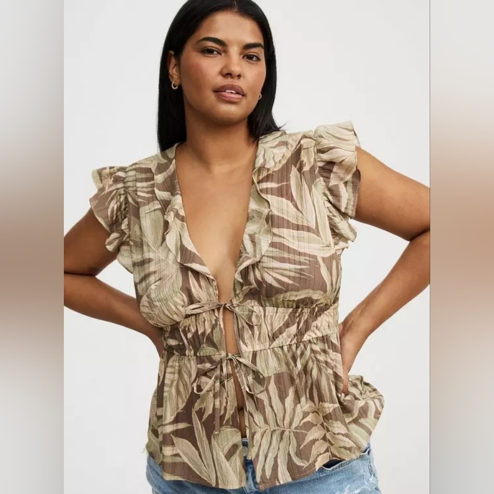 NWT Torrid Ruffle V-Neck Tie Front Blouse